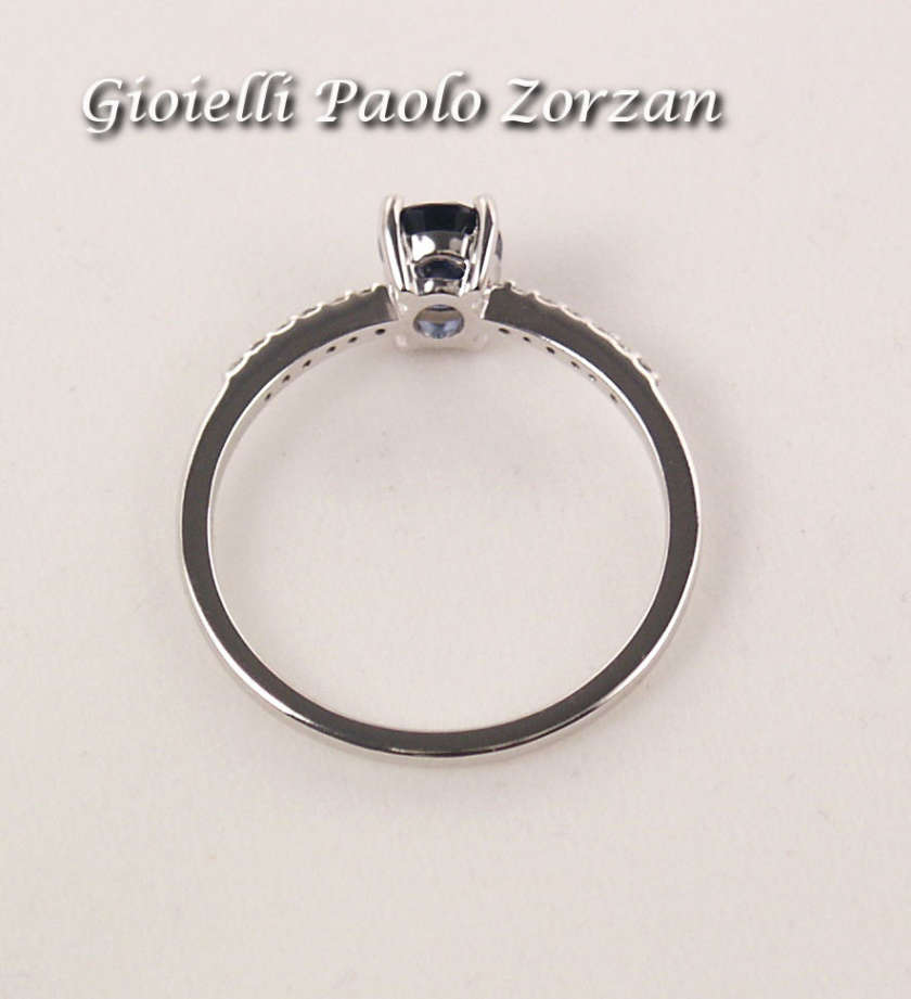 Anello in Oro bianco 18 Kt. con Zaffiro e Diamanti taglio brillante Cod. 00013-3963