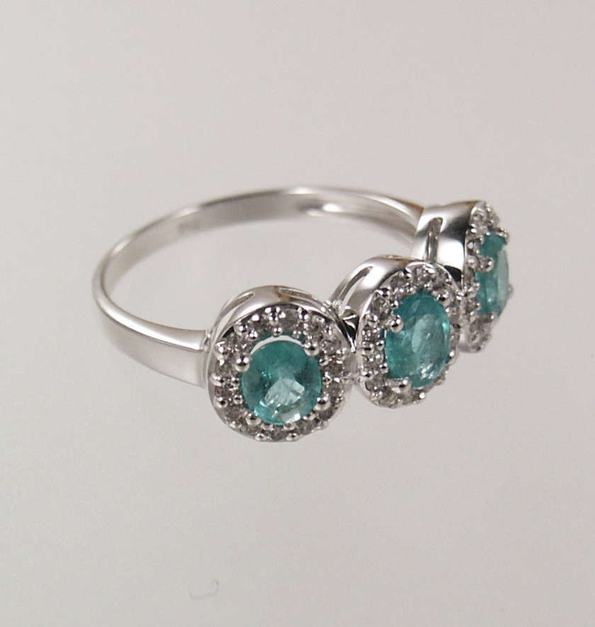 Anello Trilogy oro 18 Kt. Smeraldo e Diamanti taglio brillante cod. 00029-3528