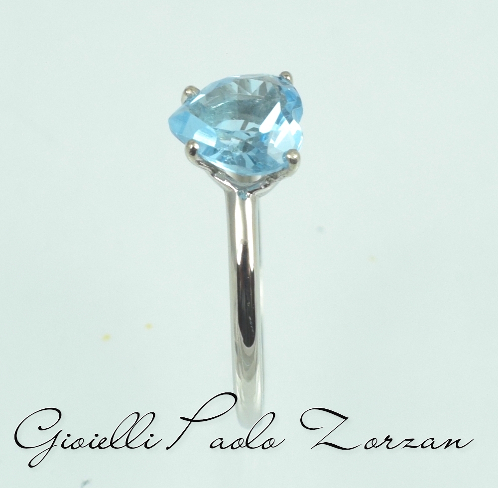 Anello solitario in Oro Bianco con Zircone Azzurro a forma di