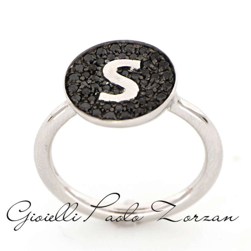 Anello in oro bianco e diamanti neri con iniziale S ZRZ307 - immagine 2