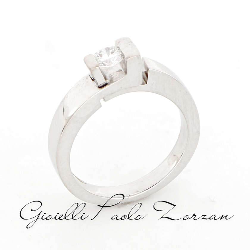 Anello Solitario in Oro Bianco con Diamante ct 0.20 ref AN2109