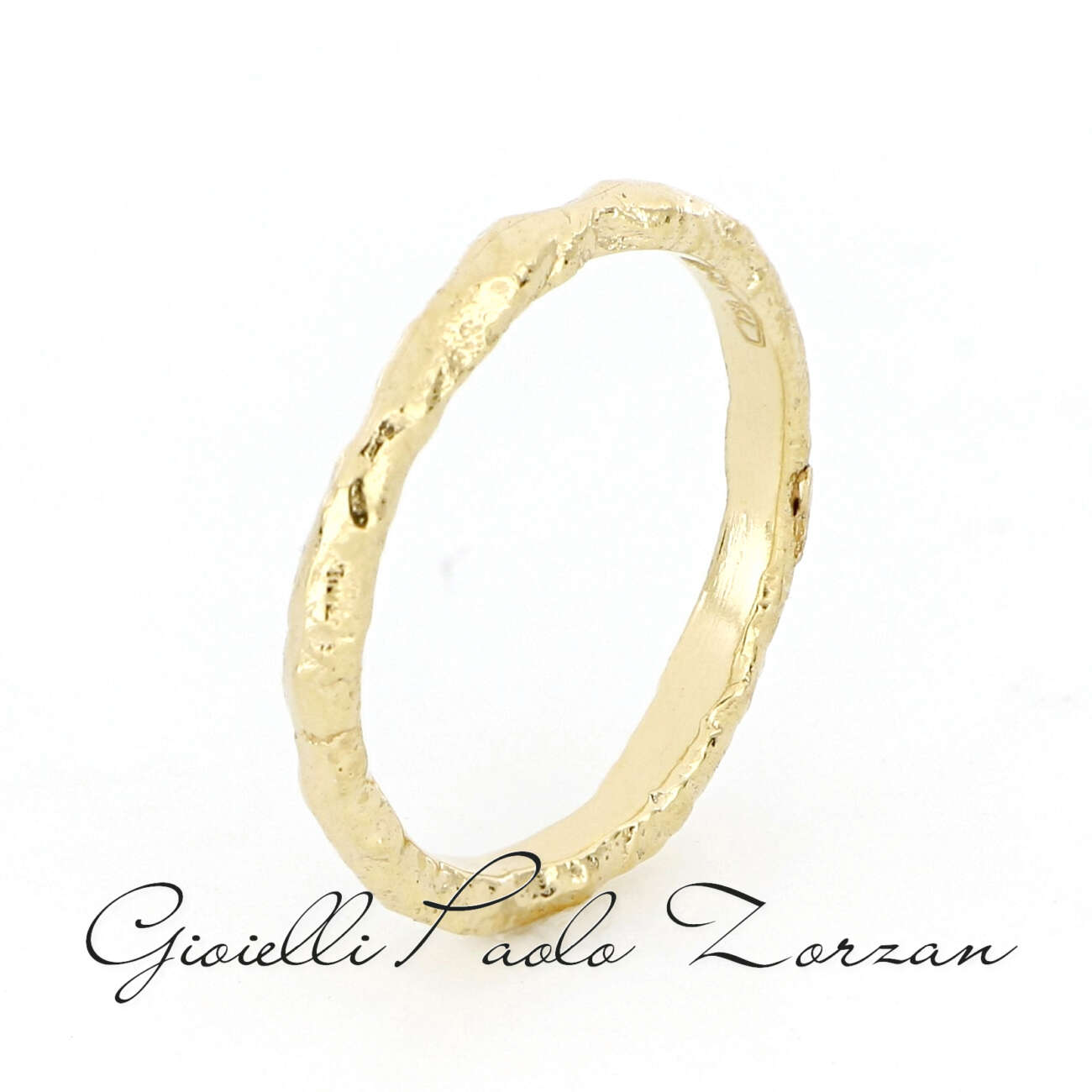 Anello Nuziale - Fede Matrimoniale con Lavorazione Grezza in Oro Giallo ref. ANFG25PZ Fedi Artigianali Anello Nuziale - Fede Matrimoniale con Lavorazione Grezza in Oro Giallo ref. ANFG25PZ Fedi Artigianali