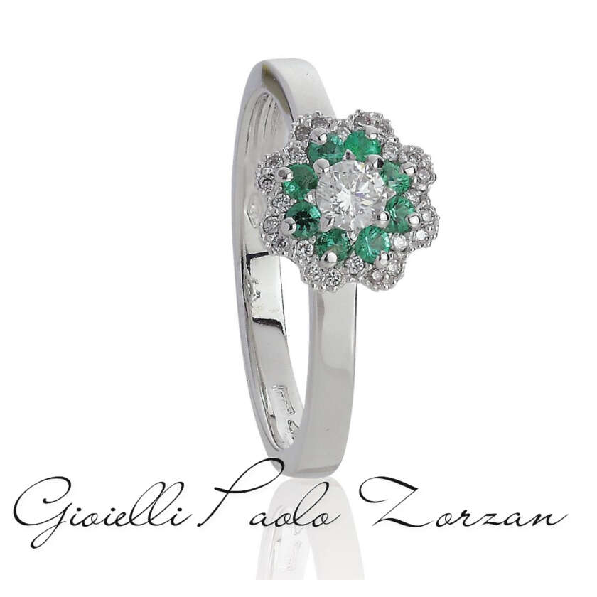 Anello Artlinea in oro bianco 18kt con diamanti e smeraldo centrale AD750/SM-LB