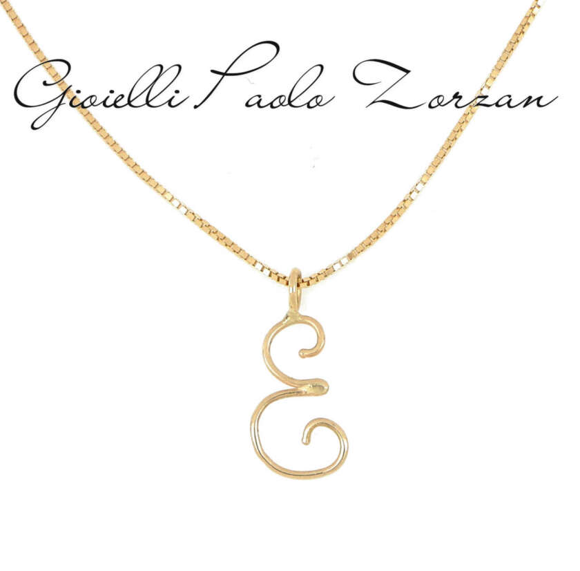 Collana con iniziale pendente E in oro giallo 18 kt SNAZ05