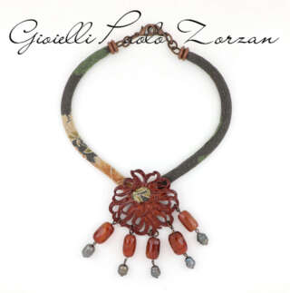 Collana in metallo stoffa resina e perle coltivate CCJ012  Girocolli