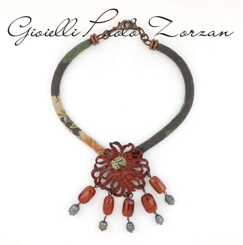 Collana in metallo stoffa resina e perle coltivate CCJ012