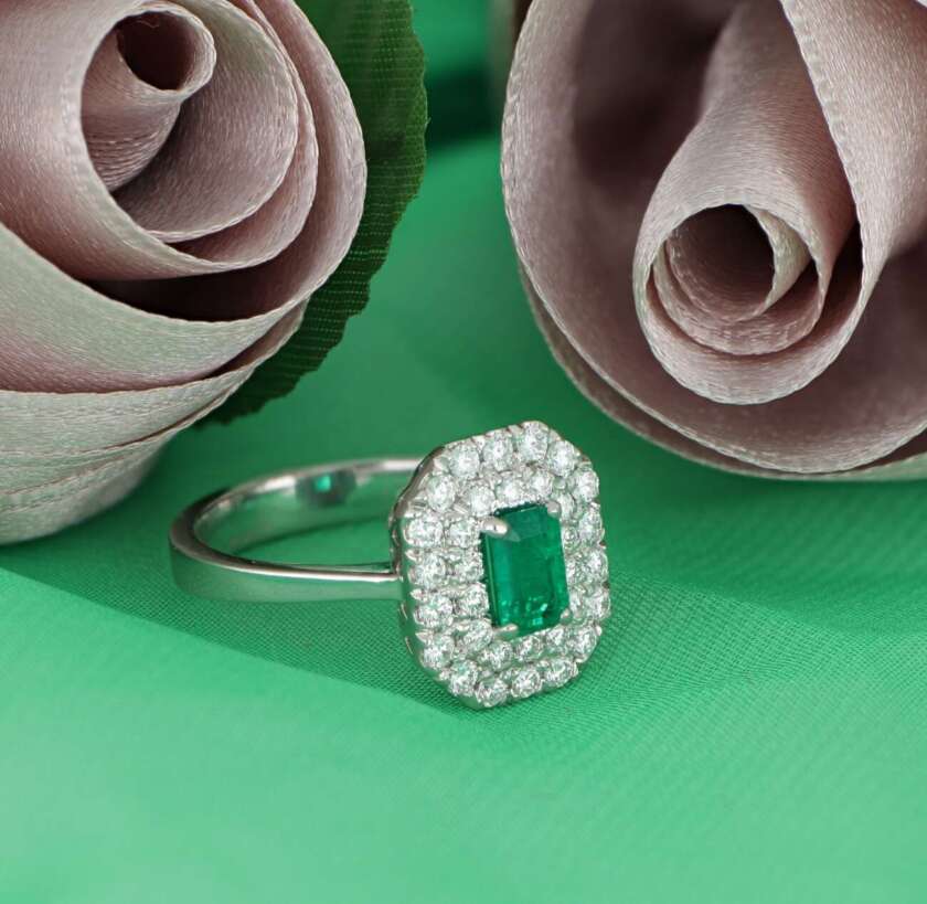 Anello in oro bianco con doppia fila di diamanti e smeraldo centrale ANPZ2548 - immagine 2
