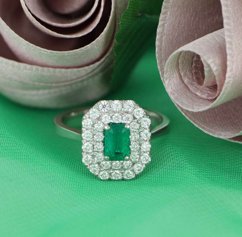 Anello in oro bianco con doppia fila di diamanti e smeraldo centrale ANPZ2548 - immagine 4