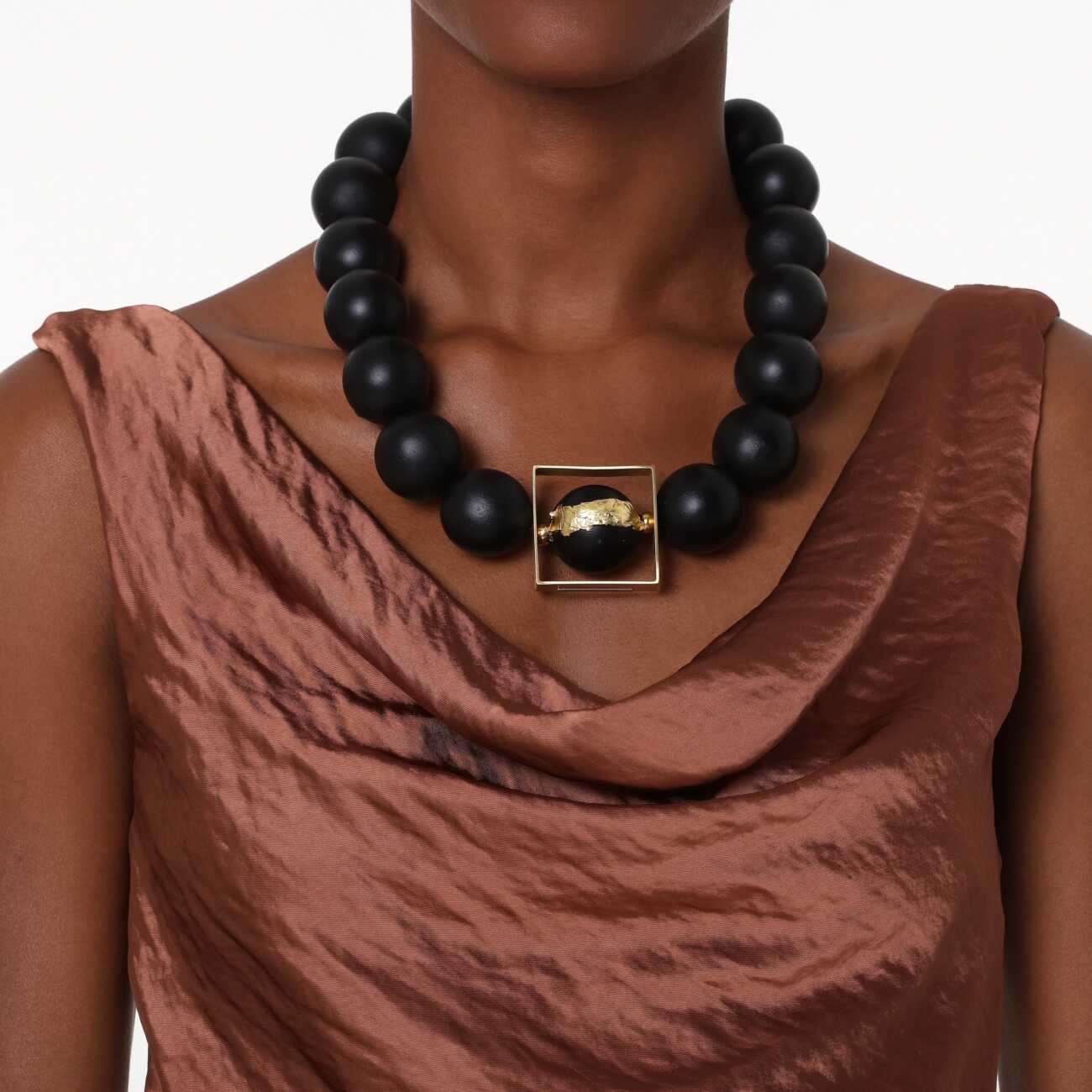 Collana Katerina Vassou con perline di legno e foglie d'oro 307168G - immagine 2