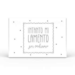 Calamita Rettangolare L'angolo delle idee Parole Sante – Intanto mi lamento poi vediamo CAL_RT_210_PRS15  Idee regalo e Oggettistica